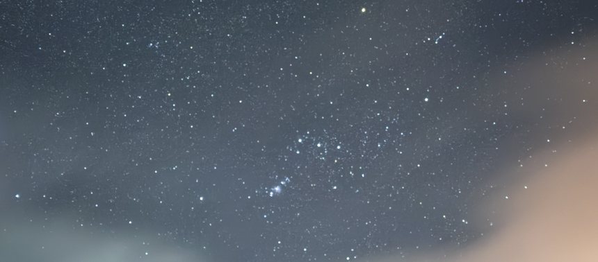 秋の夜空に昇るオリオン座