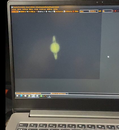 パソコンで土星を撮影しているところ