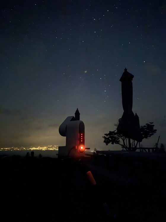 星空の下で動作するスマート望遠鏡